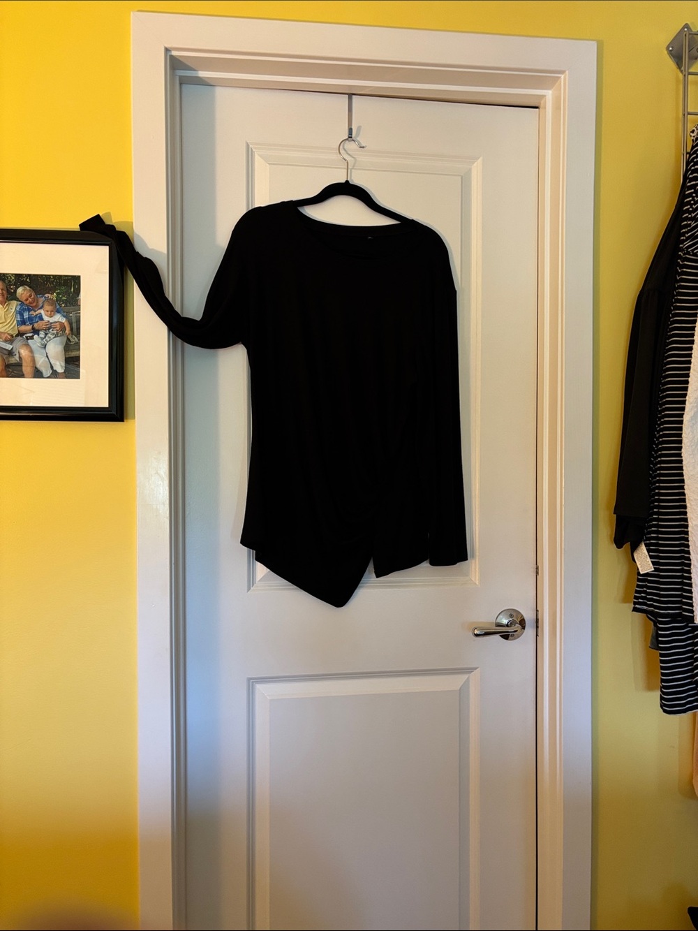 Source Unknown Black Long-Sleeve Asymmetric Hem Top